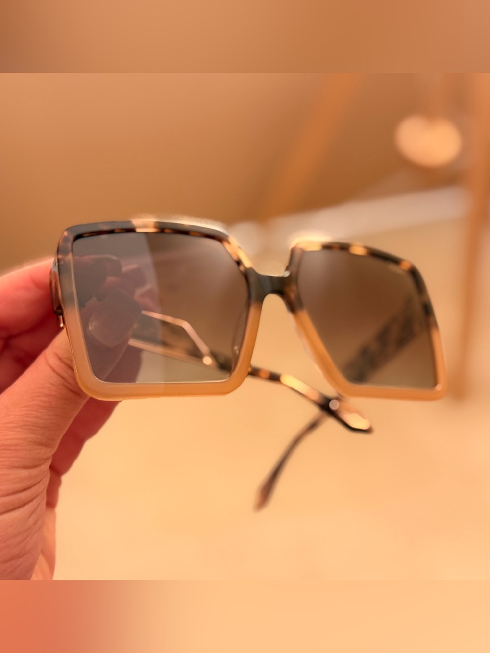 QUAY Stylish Square Gradient Sunglasses - Beige Tortoise Frame